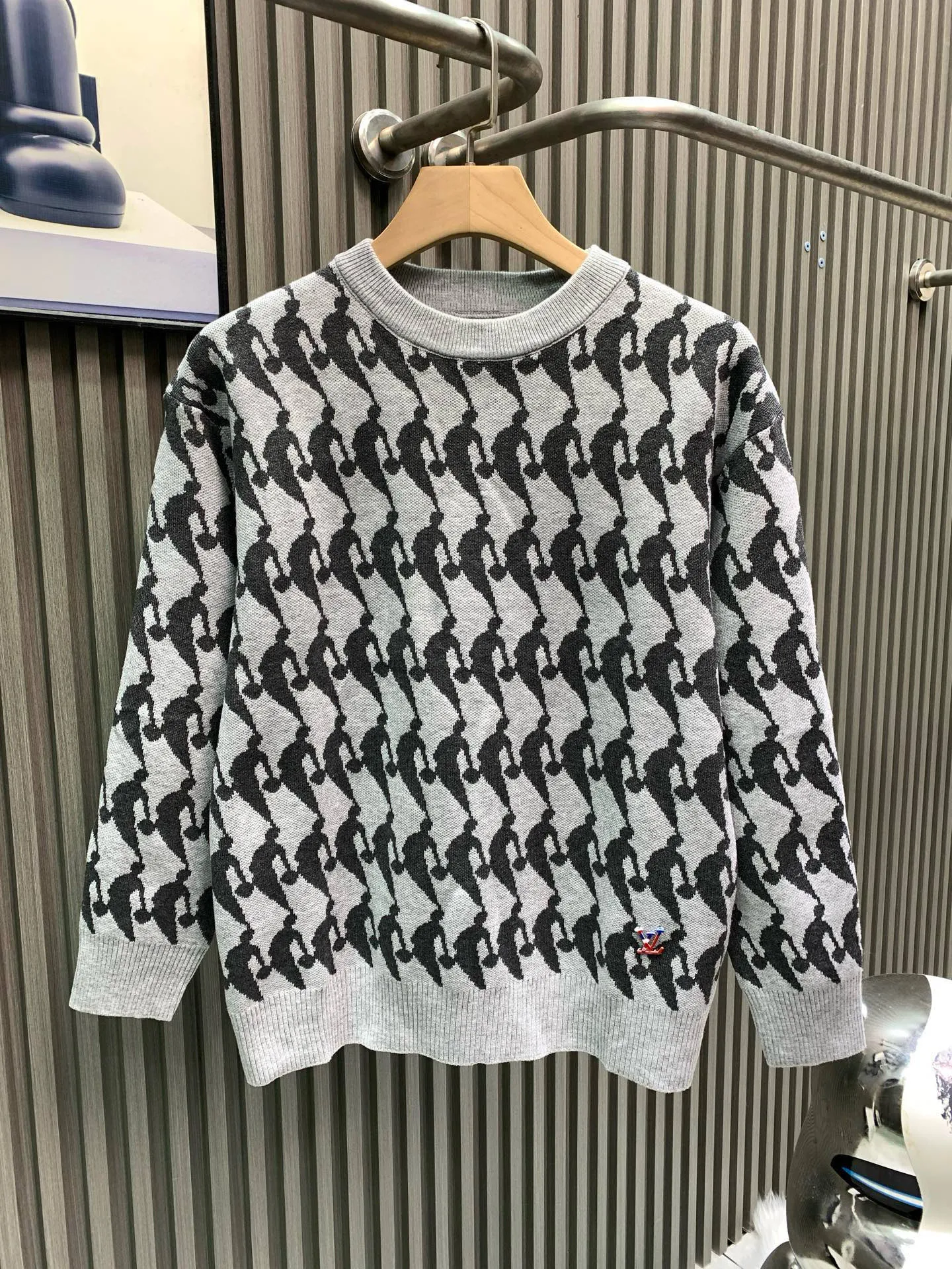 🅿️320 🀄️ Louis Vuitton Louis Vuitton's new autumn and winter knitted sweater pullover. The gray NBA co-branded model is printed with logo all over. It has a delicate and soft feel and can directly contact the skin. The warm yarn changes into a delicate texture. The top craftsmanship is very distinctive. The style is simple, elegant and exquisite. The three-dimensional tailoring design makes the entire sweater full of youthful vitality and vitality. Recommended for autumn and winter wear.